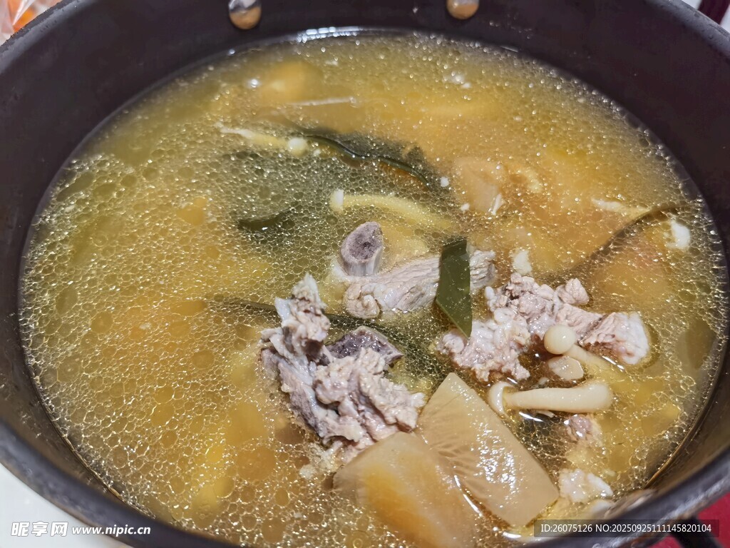 锅中炖煮的美味食材