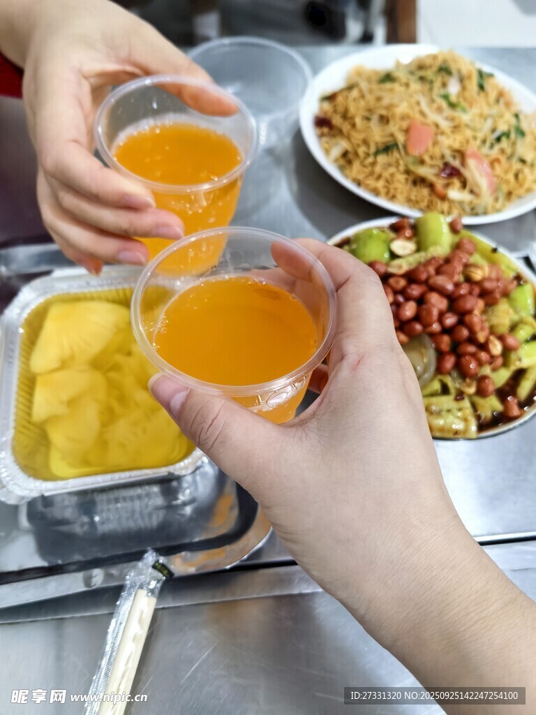 举杯共赏丰盛美食佳肴
