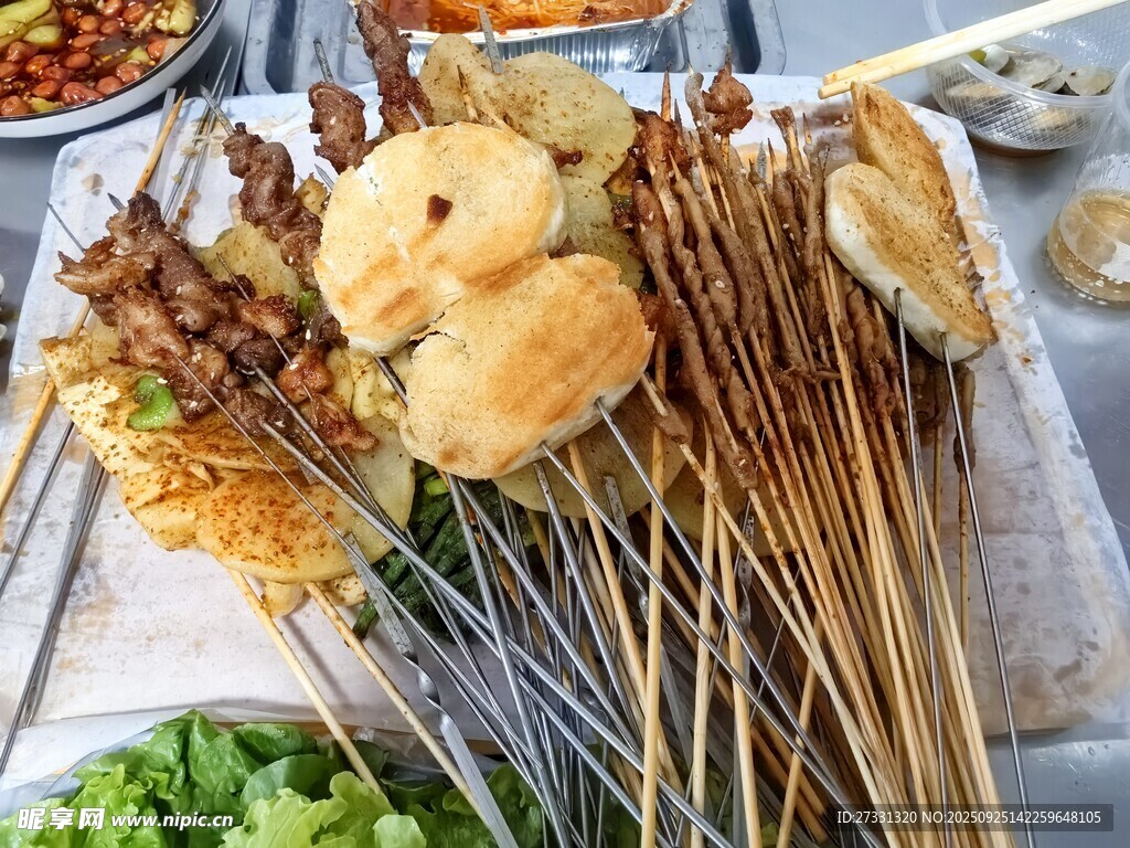 多样美味串串摆满桌