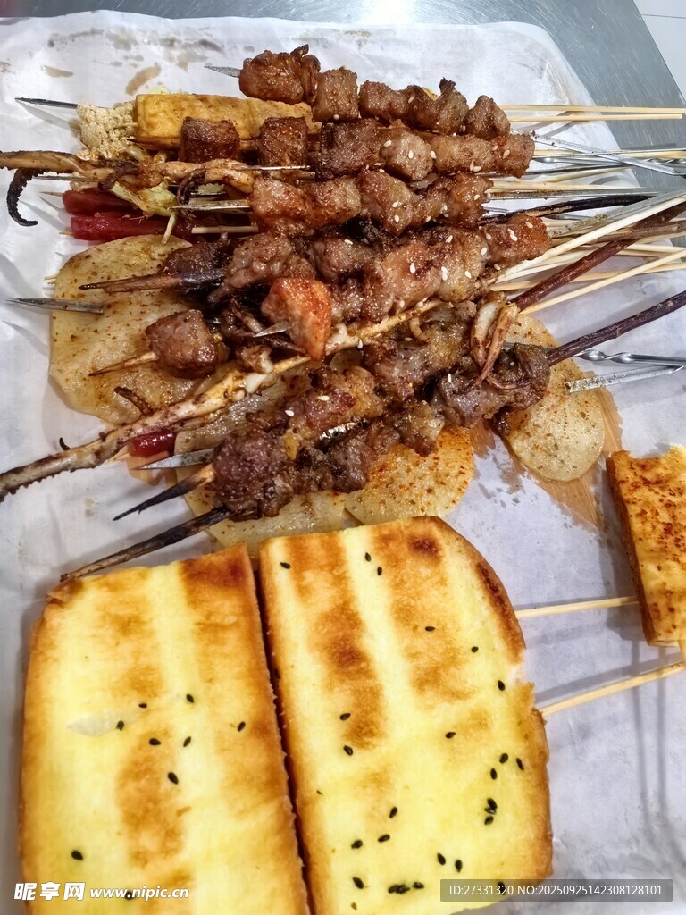 美味烤串与烤面包片