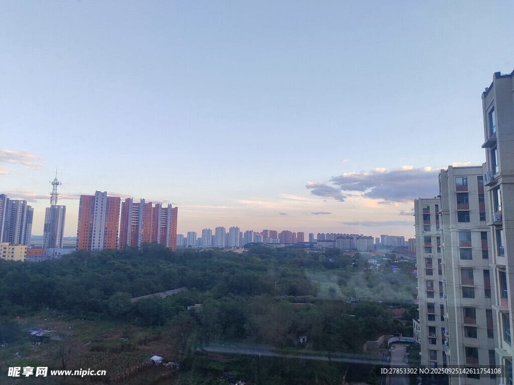 城市黄昏天际线景观