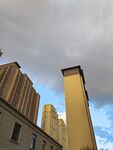 城市高楼与阴沉天空