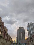 城市高楼与多云天空景观