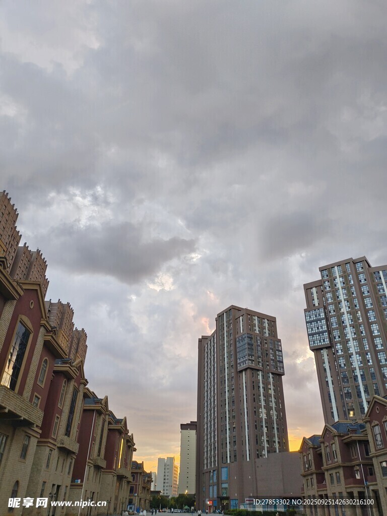 城市高楼与多云天空景观
