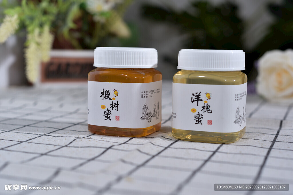 两罐蜂蜜摆放在格子布上