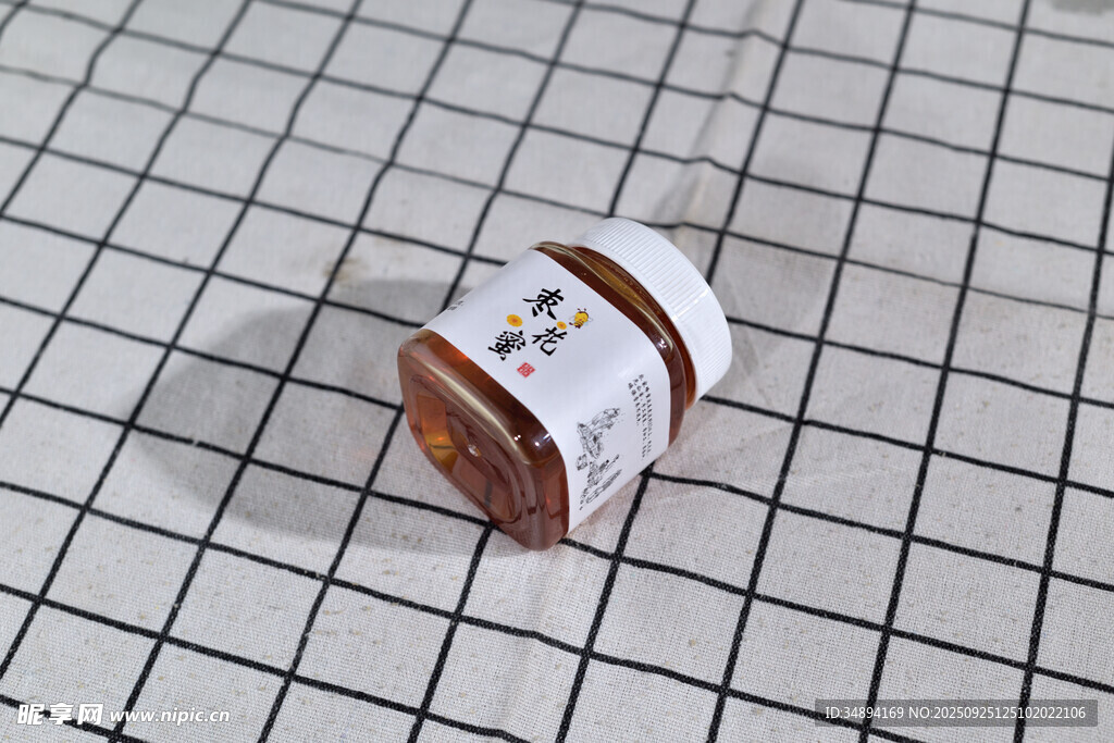 罐装食品置于方格背景上