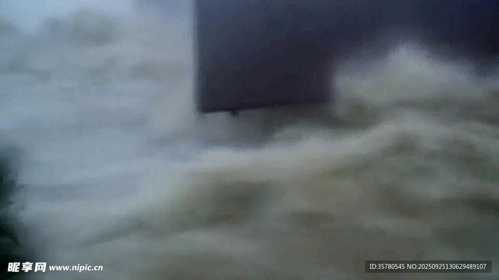 汹涌澎湃的水流景象