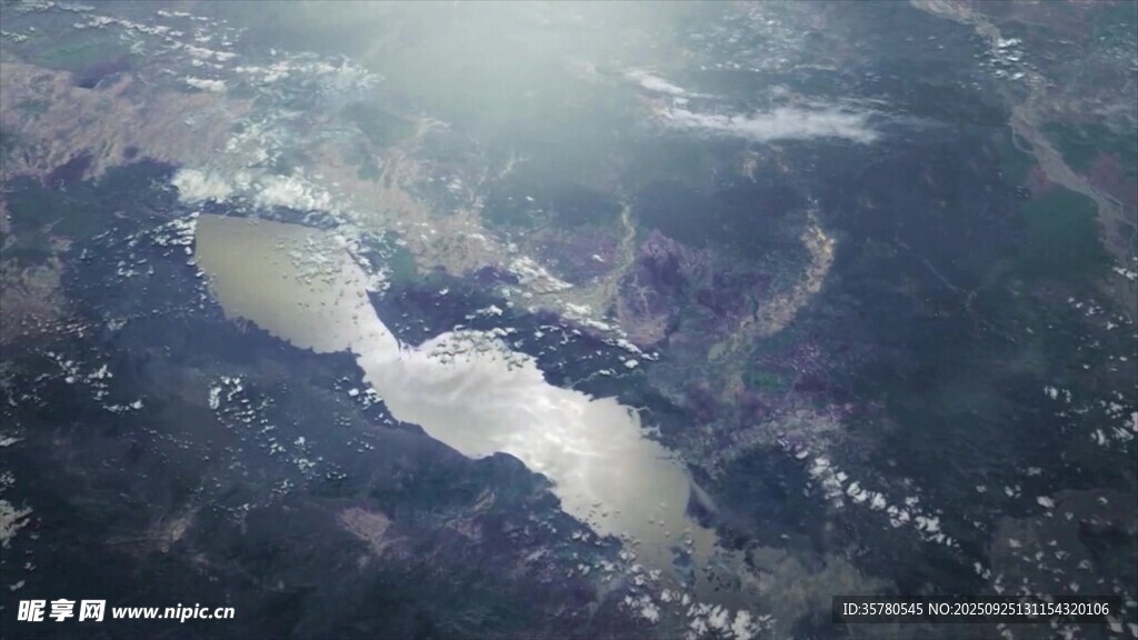 空中俯瞰蜿蜒河流景观