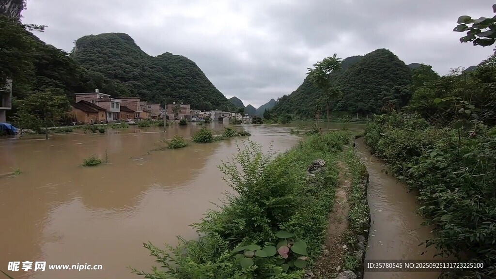 乡村泥泞河道与周边景致