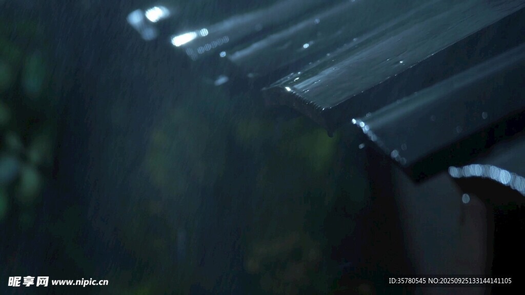 雨滴滑落屋檐
