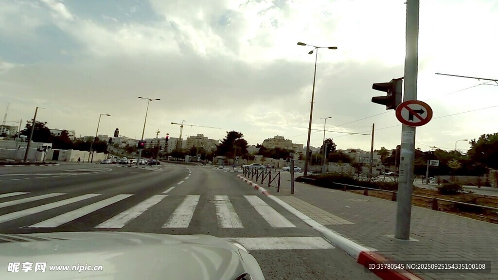 城市道路交叉路口景象
