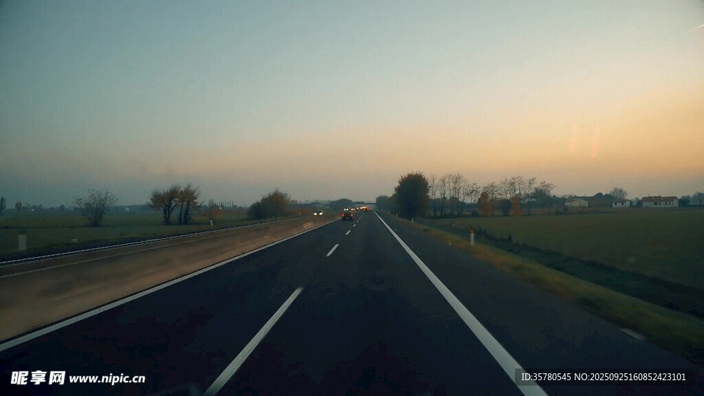 公路晨曦美景