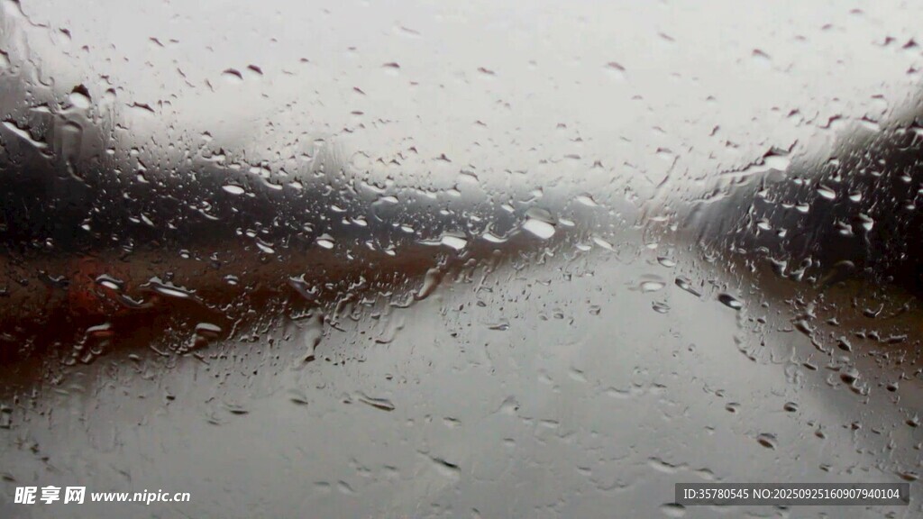 雨幕中的朦胧景象