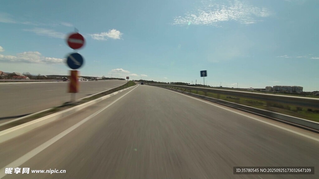 公路上的交通标志