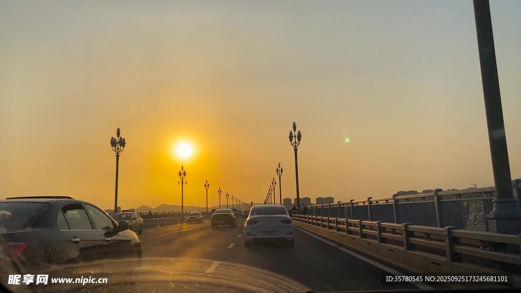 夕阳下的城市桥梁风景