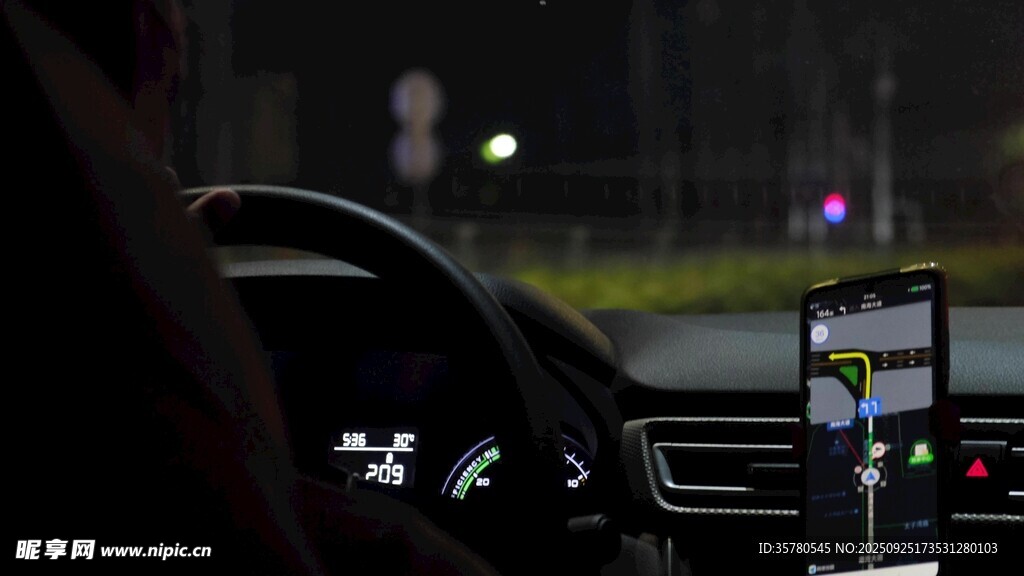 雨夜车内导航画面