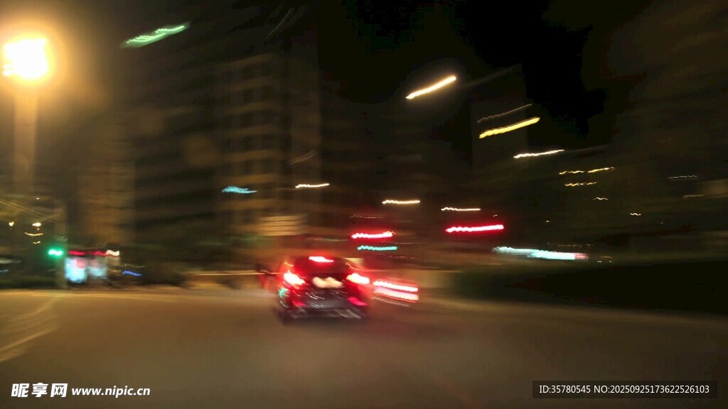 城市夜晚车流光影瞬间