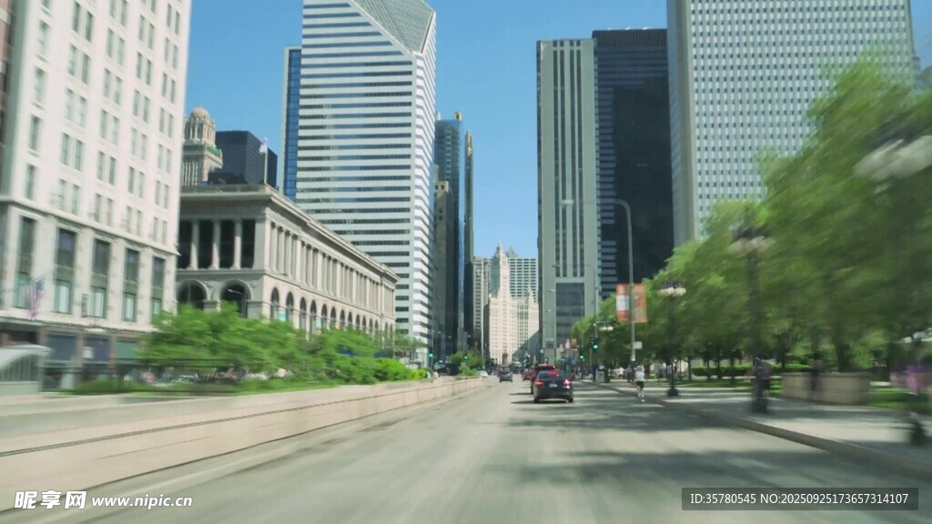 城市街道旁的高楼景观
