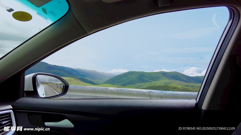 车中视角赏窗外青山美景