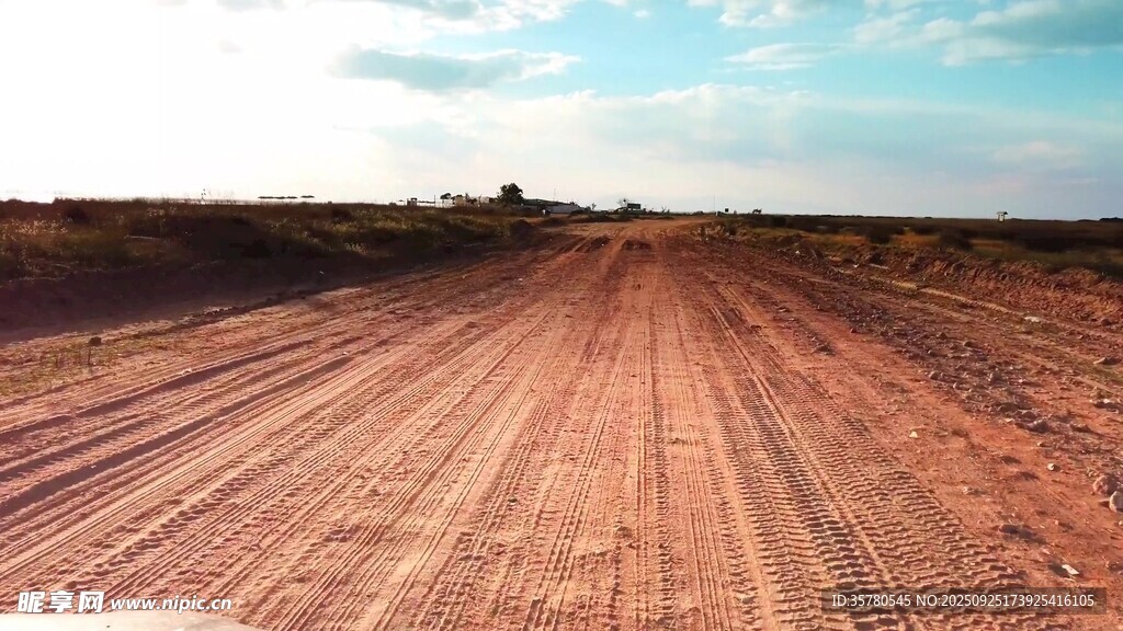 旷野中的红土公路