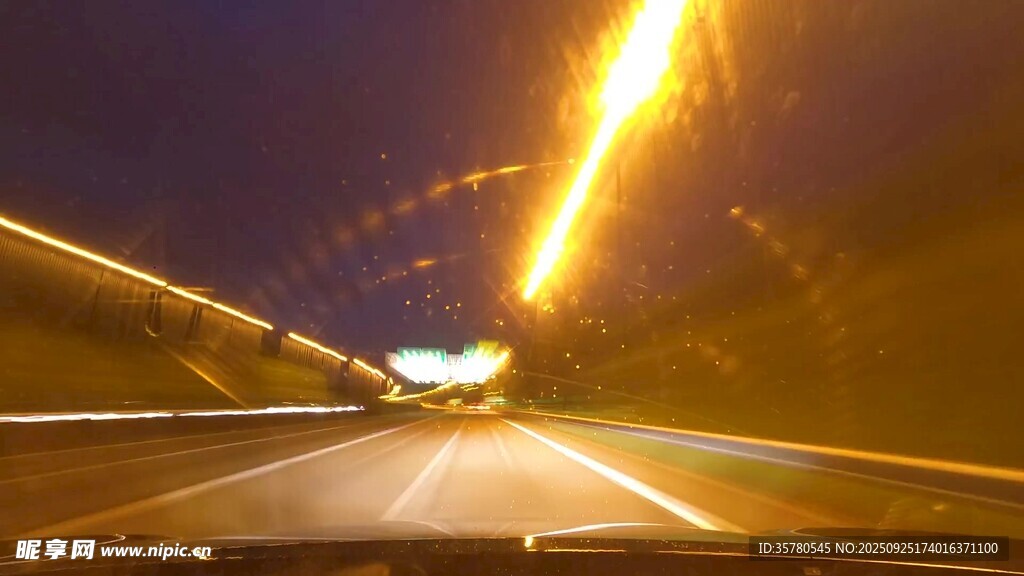 公路夜景车流光影轨迹