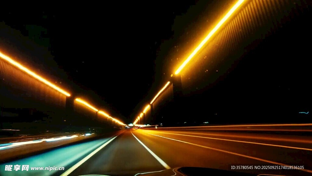 夜间道路光影交错美景