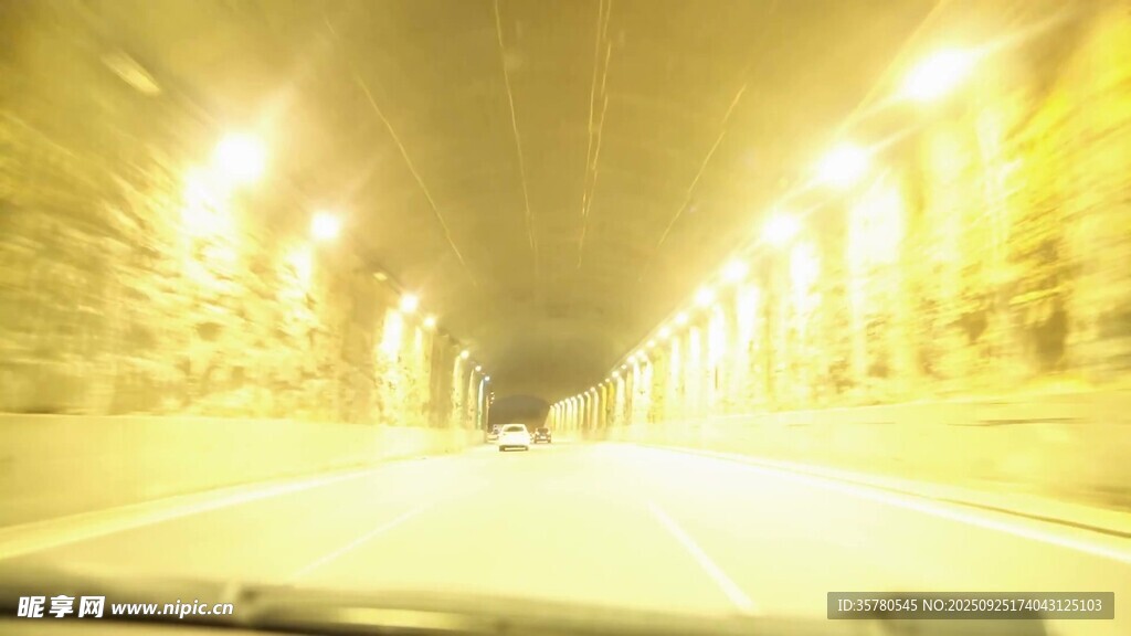 夜间车内视角的道路景象