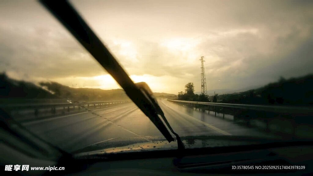 车内视角的黄昏公路美景