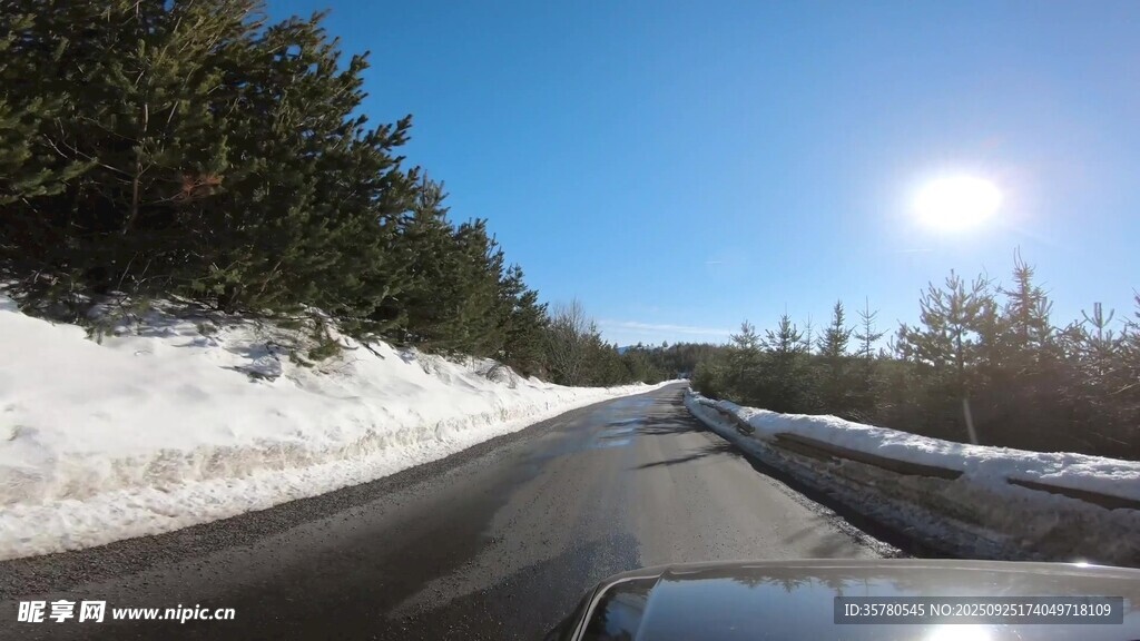 冬日雪路驾车风景