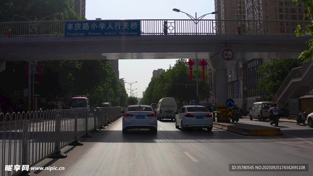 城市道路上的车辆与天桥