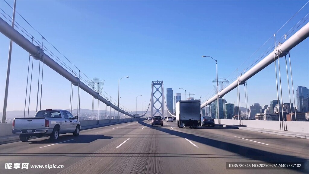 城市大桥上的车辆行驶