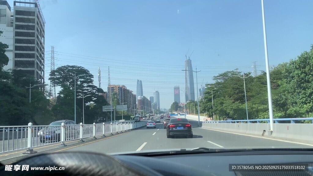 车内视角的城市道路景象