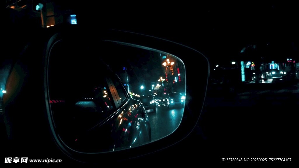 车内后视镜中的夜景