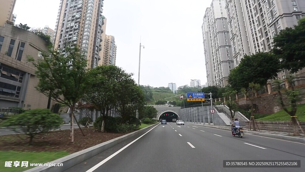 城市道路骑行景象