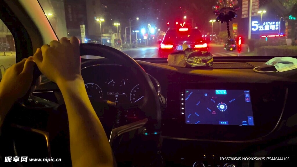 夜晚车内视角的驾驶场景