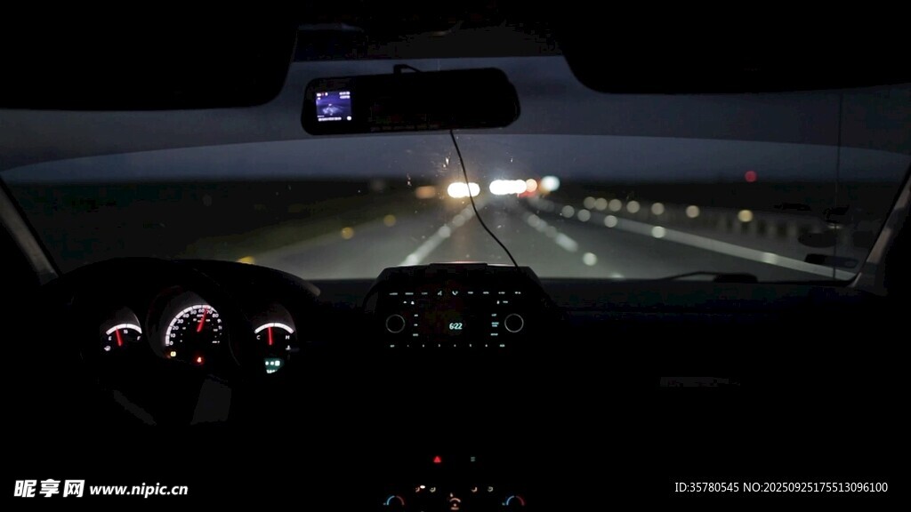 夜间车内视角的公路景象
