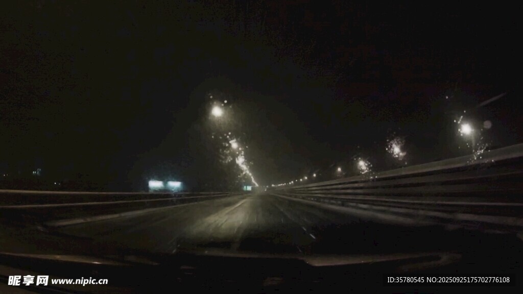 夜晚空旷道路的明亮路灯