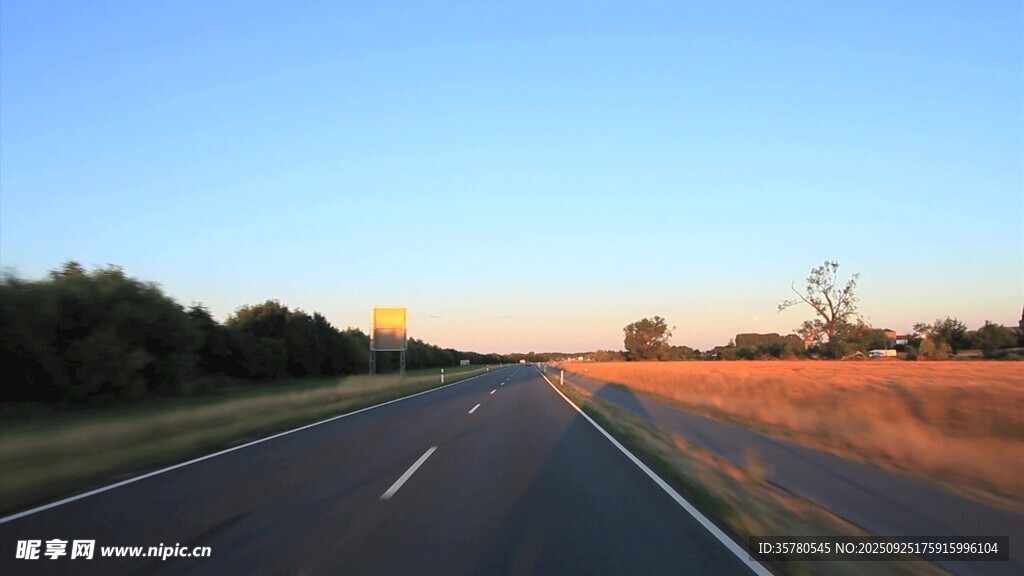 黄昏下的公路美景
