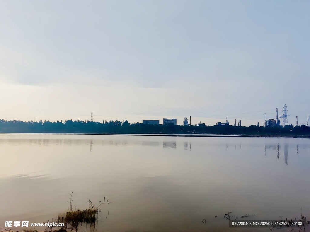 宁静湖面风光
