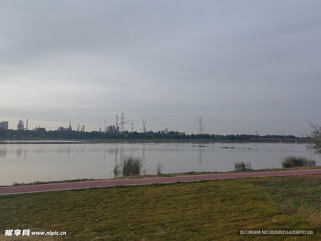 湖畔风光宁静自然景致