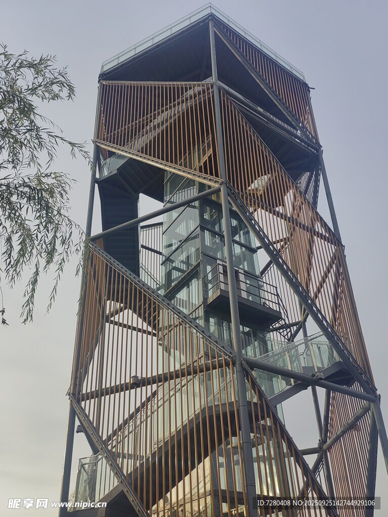 户外木质观景塔与滑梯
