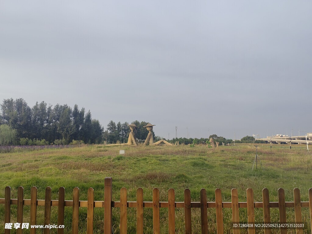 田野边的木栅栏风景
