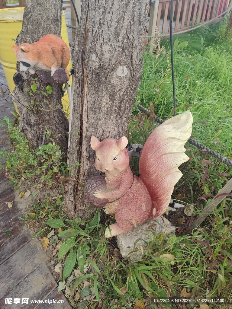 户外松鼠造型装饰摆件