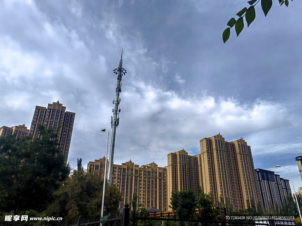 城市高楼与天空景观