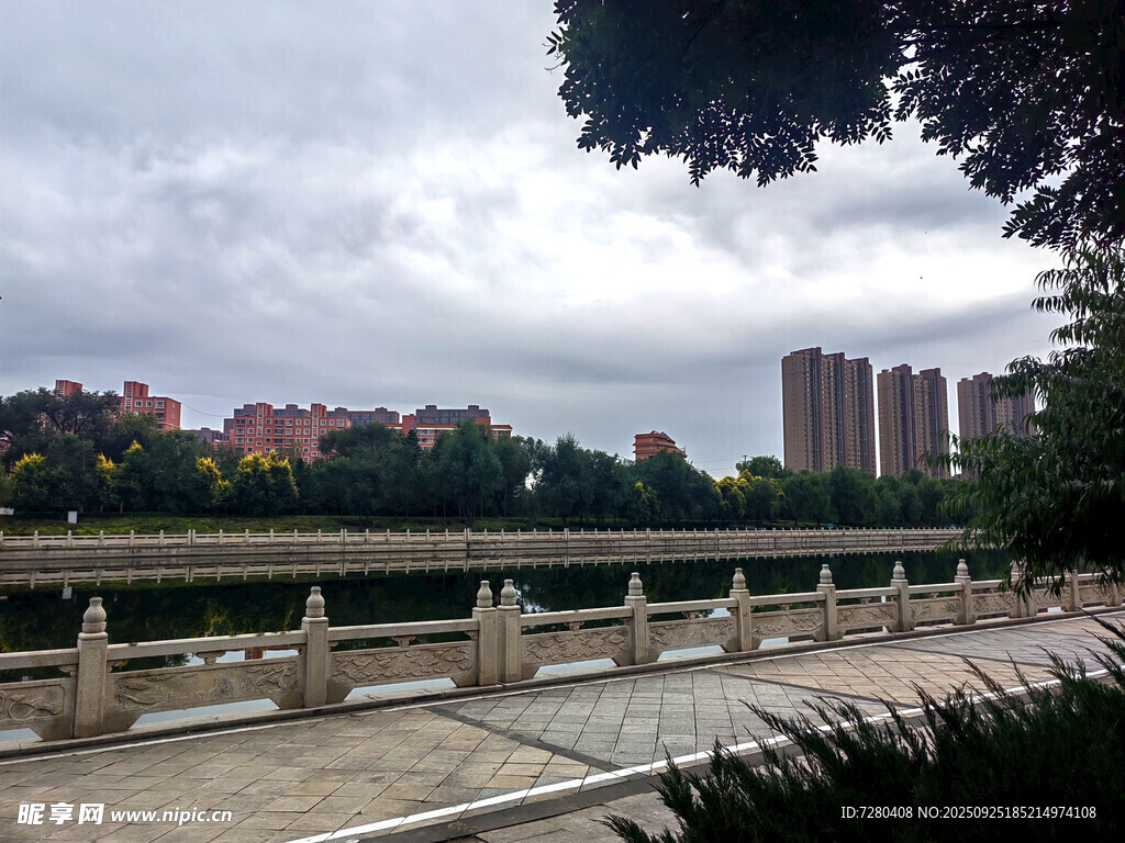 河畔风景城市中的宁静一隅