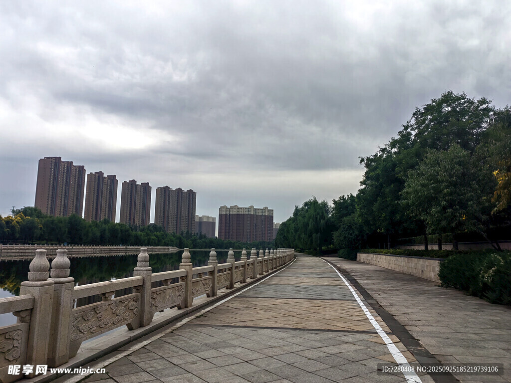 城市河畔步道风景