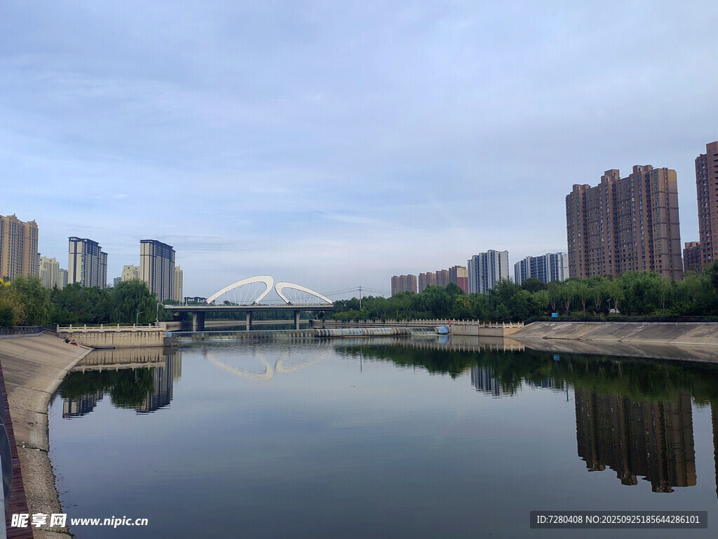 城市河畔风光