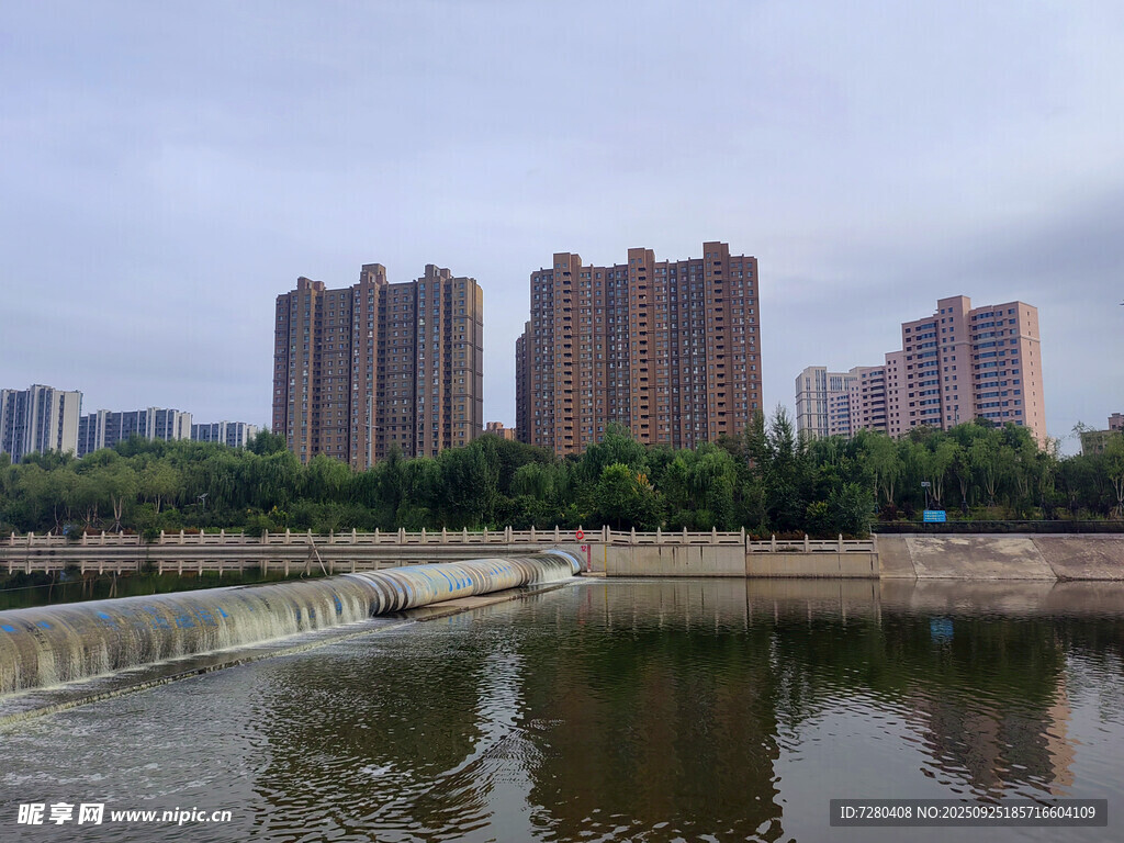 城市河畔高楼景观