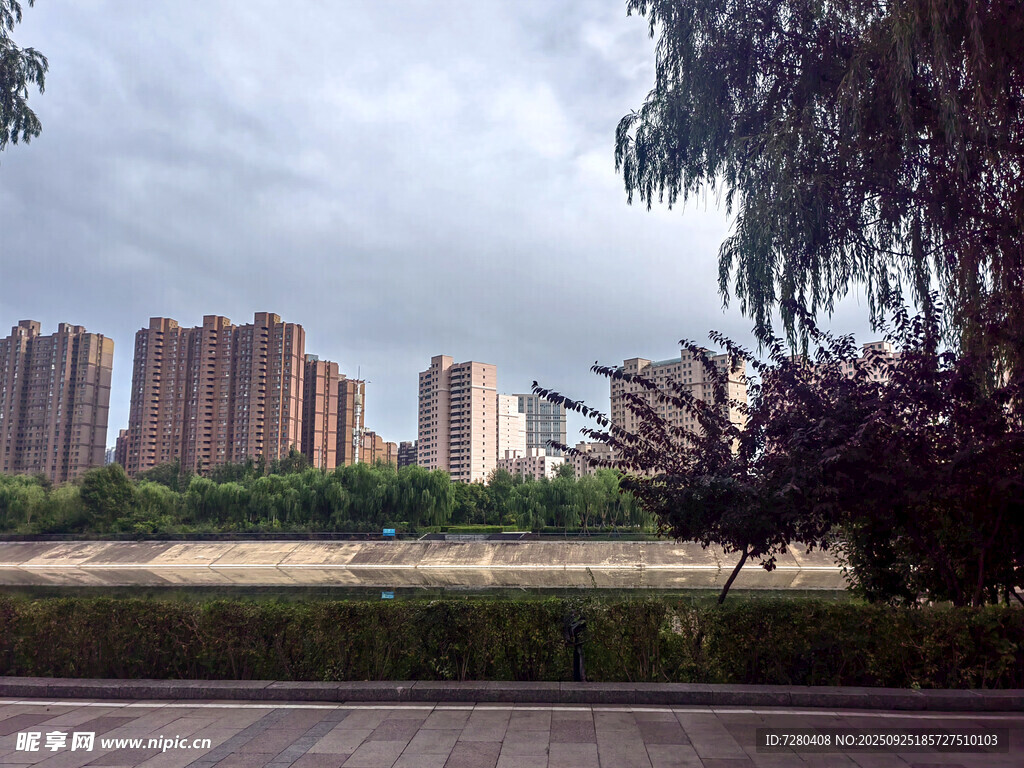 城市住宅区旁的绿化景观