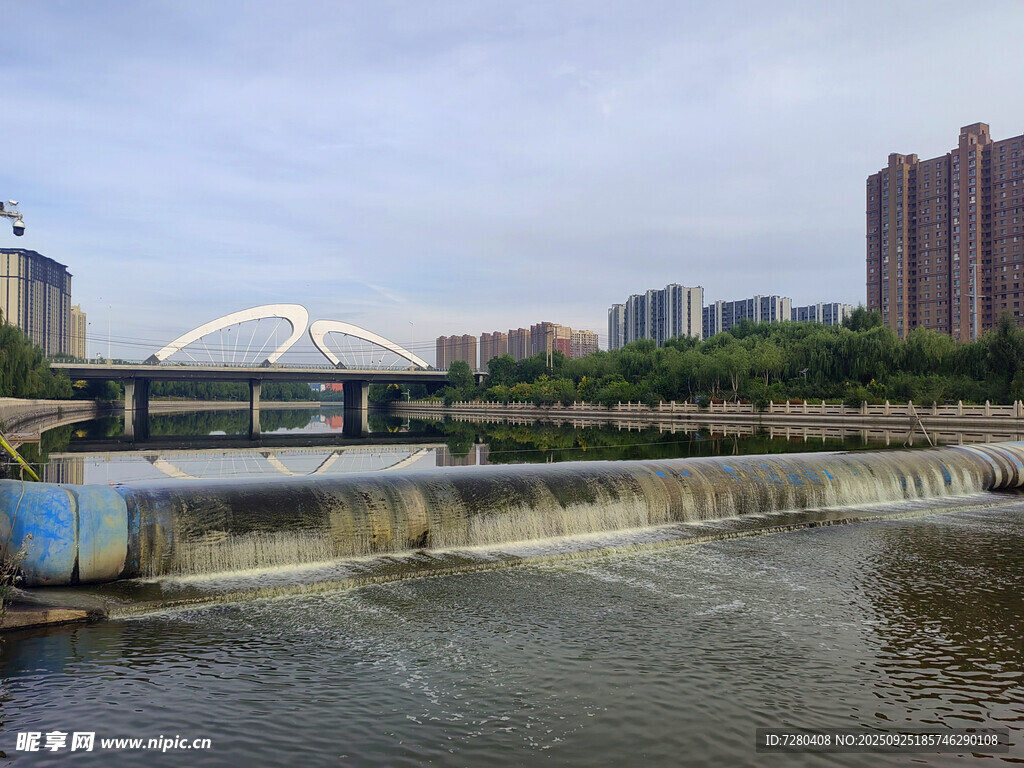城市河流上的桥梁景观
